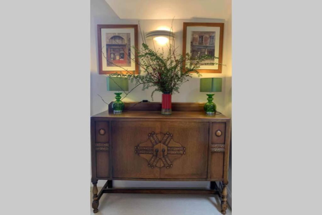 Spacious Town-Centre Apartment With Stunning Views Great Malvern Extérieur photo