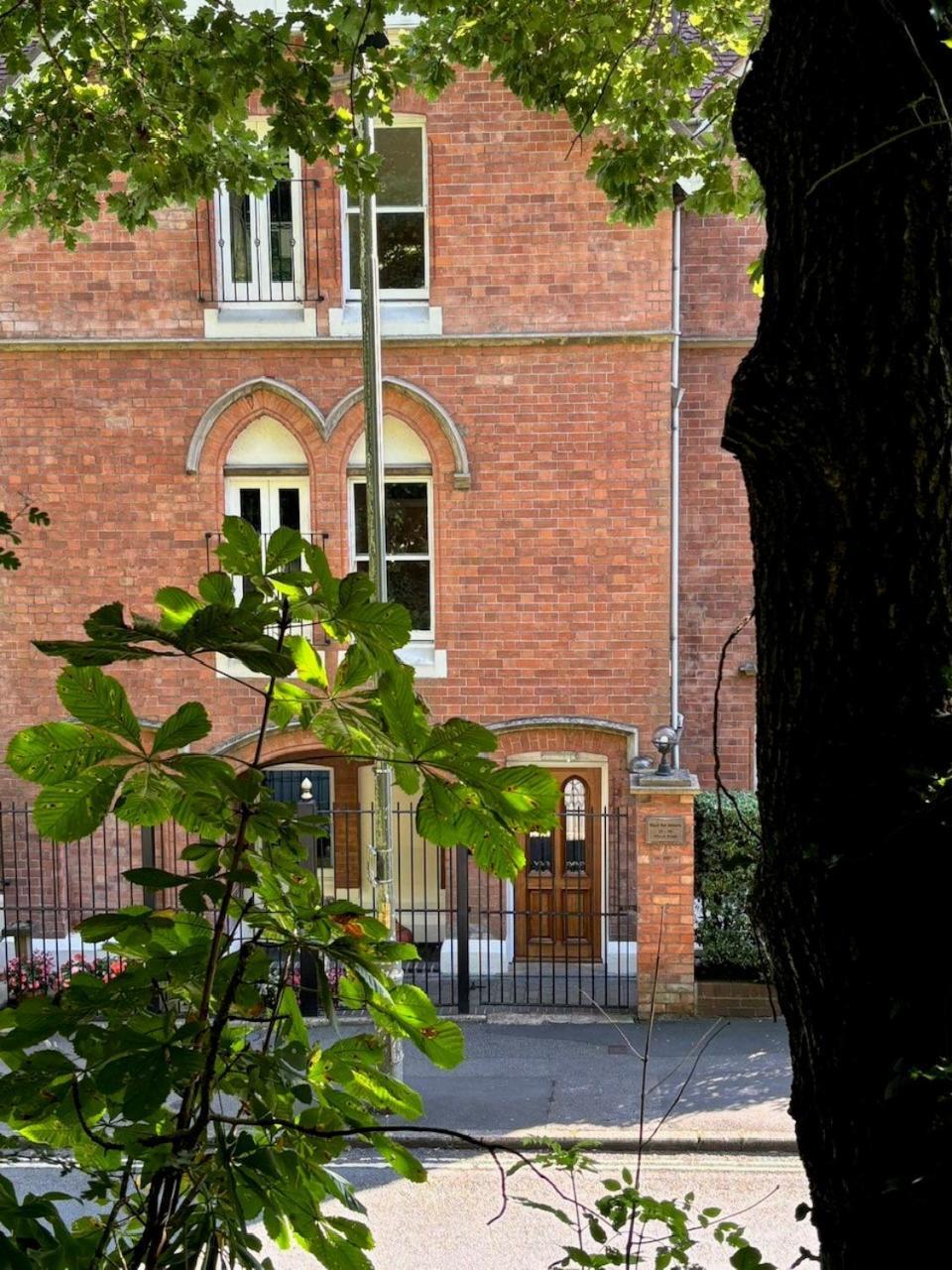 Spacious Town-Centre Apartment With Stunning Views Great Malvern Extérieur photo