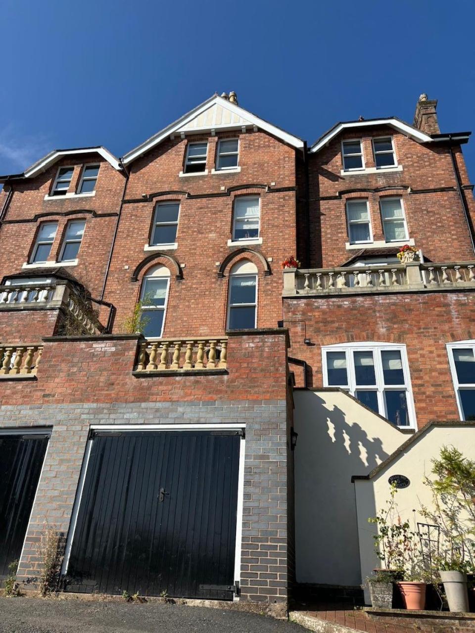 Spacious Town-Centre Apartment With Stunning Views Great Malvern Extérieur photo